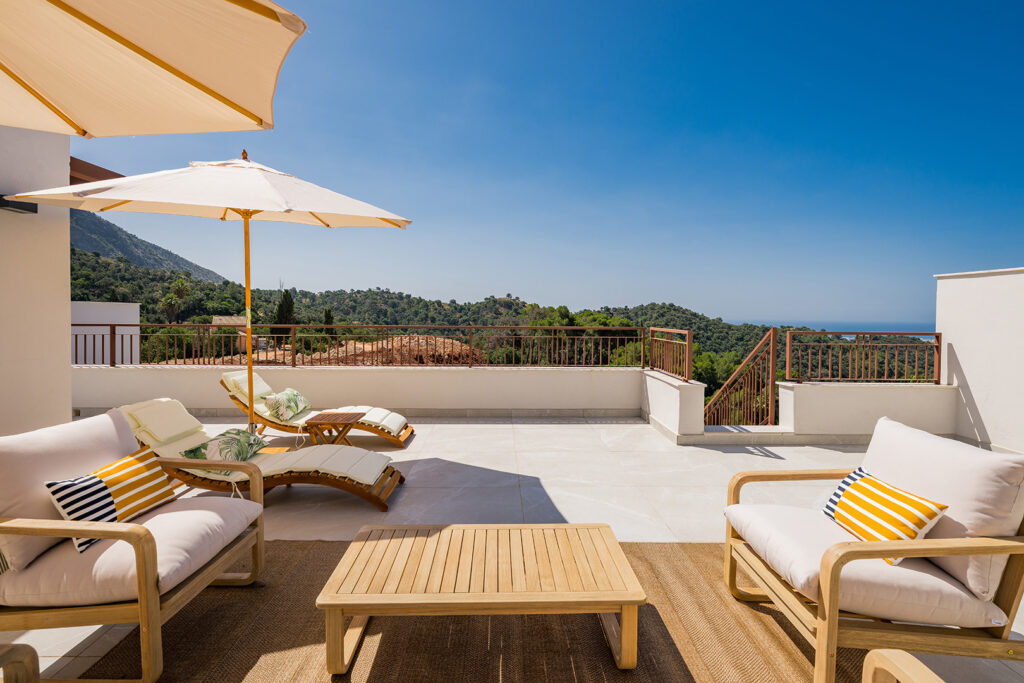 Modern Apartment with Stunning Views and Rooftop Solarium in Cerros del Lago In Istan