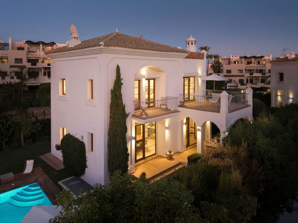 This villa is a true gem — modern, inviting, and ideally located to enjoy everything Estepona has to offer. In Estepona