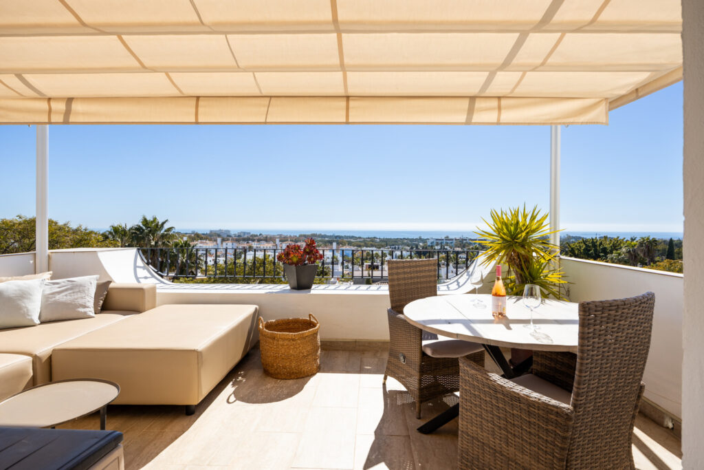 Renovated two-bedroom penthouse in El Paraíso featuring dual terraces, panoramic Mediterranean and La Concha views, luxury finishes, and a prime locations In El Paraiso