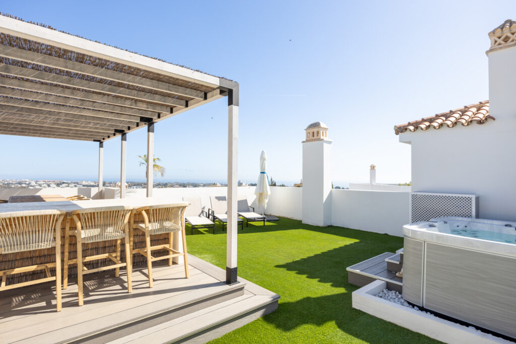 Luxury 3-Bedroom Penthouse with Panoramic Sea Views in El Paraiso In El Paraiso