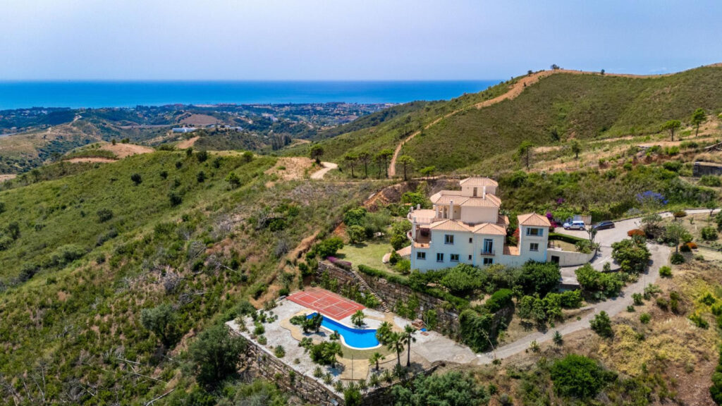 Exclusive luxury villa for sale in Estepona recently reduced from €2,500,000 to €2,300,000 – Exceptional Buying Opportunity. In Estepona
