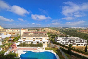 Almost-New Ground-Floor Apartment in Royal Duquesa Hills In La Duquesa