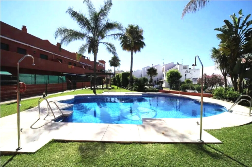 Bright 2-Bedroom Apartment – 5-Min Walk to Beach In Marina de Casares