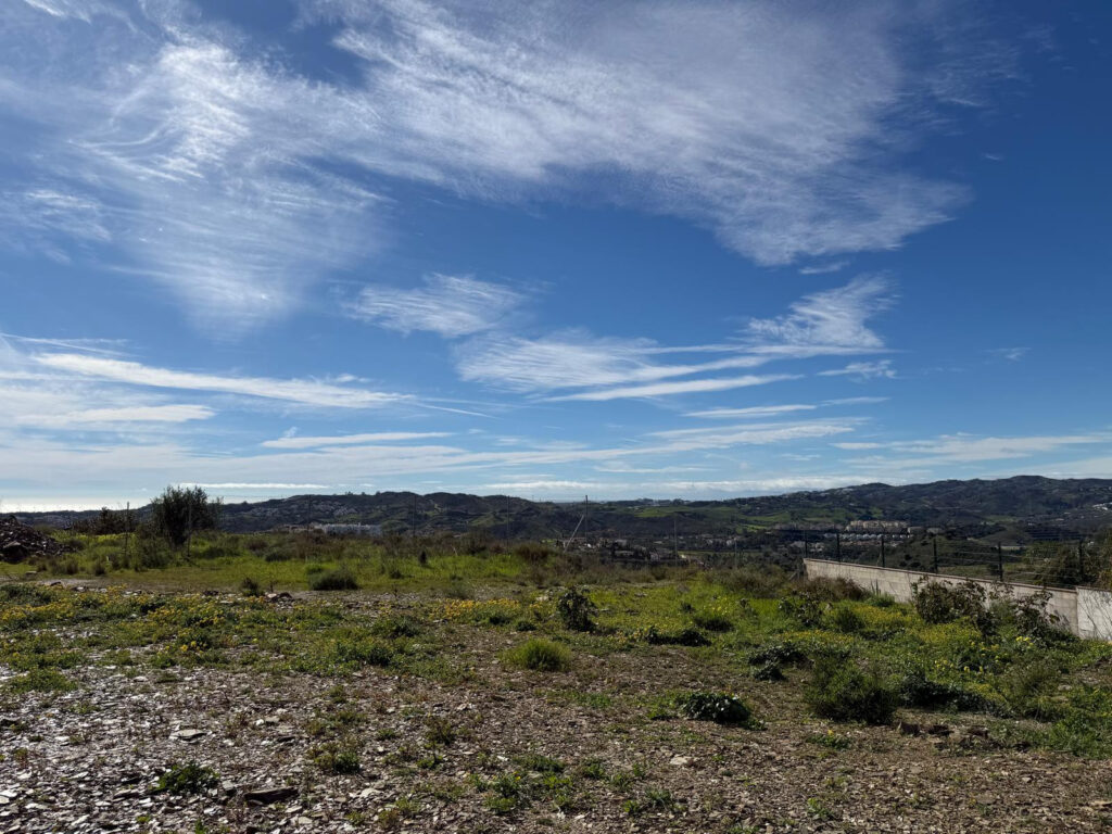 Flat plot with beautiful views in Lomas del Flamenco, close to Mijas Golf! In Loma del Flamenco
