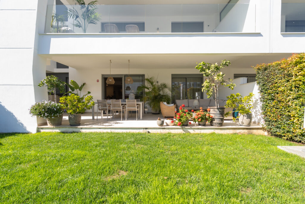 Bright 3-bedroom ground floor apartment with private garden in Vanian Gardens – New Golden Mile In Selwo