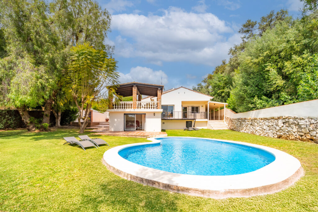 CHARMING 4-BEDROOM VILLA WITH EXPANSIVE OUTDOOR AREA IN MARBELLA In El Rosario
