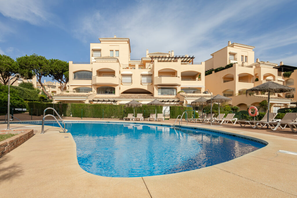 Wonderful three-bedroom ground floor apartment in the gated community Hacienda Elviria In Hacienda Elviria