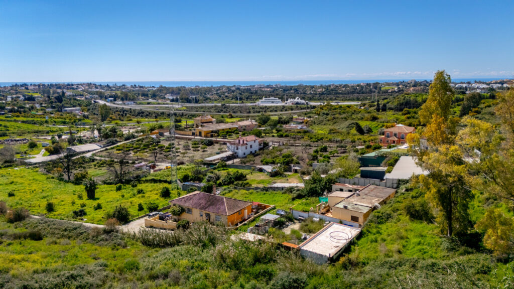Fantastic south-facing plot for sale in Puerto del Almendro, Benahavís with sea views. In Los Arqueros