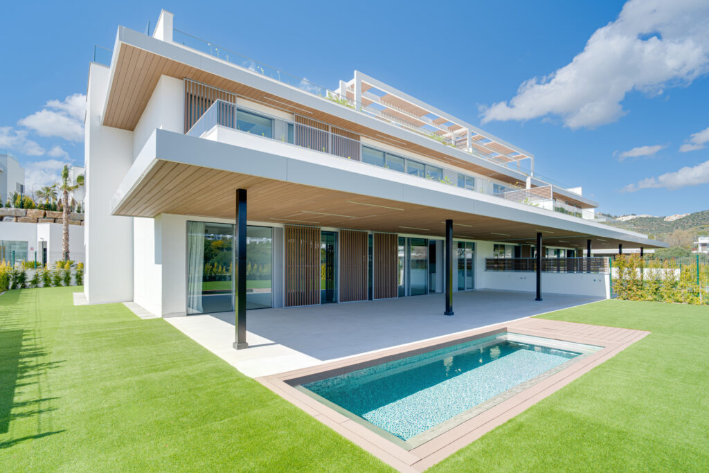 Brand new, elegant four bedroom ground-floor east-facing duplex apartment located in Santa Clara, Marbella East In Santa Clara