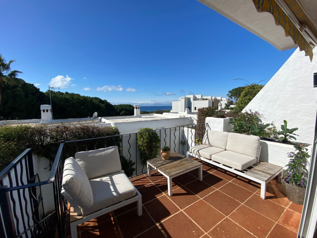 Beautiful, south east facing, three bedroom townhouse located in the in the sought-after area of Cabopino, Marbella In Samisol