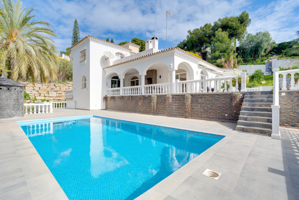 Reform opportunity – South facing, four bedroom Villa located in El Paraiso with sea views In El Paraiso