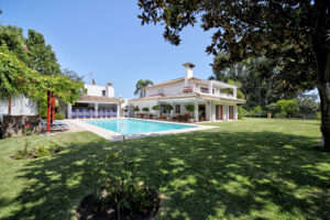 Luxurious 5-Bedroom Villa in Guadalmansa Playa, Estepona In Guadalmansa Playa