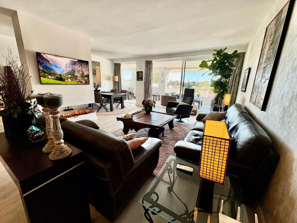 Luxury Two-Bedroom Apartment in El Herrojo, Benahavis