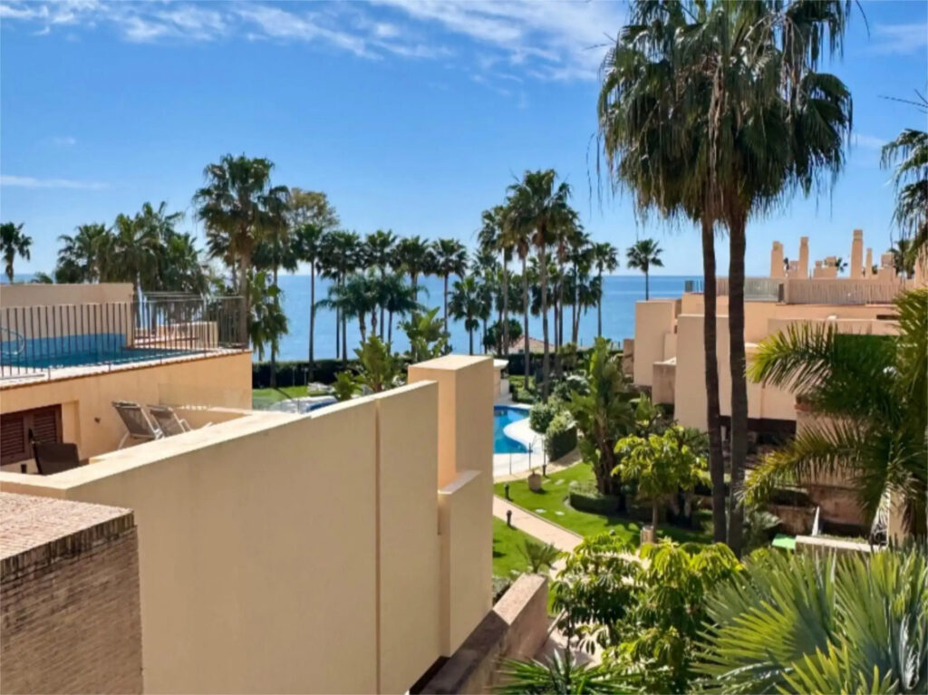 Luxury Front-Line Beach Apartment in Bahia de la Plata, Estepona East In Bahia de la Plata