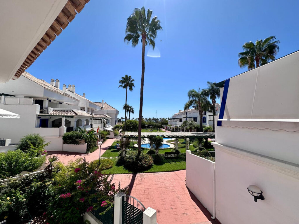 Magnificent apartment for sale in one of the best areas of San Pedro de Alcantara (Marbella). Nueva Alcantara, on the beachfront and of course with wonderful sea views and a pool. In Nueva Alcantara