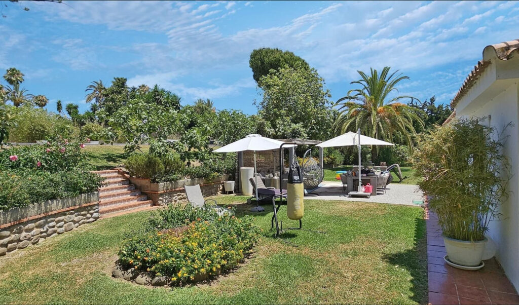 Villa In Paraiso Barronal Estepona East Estepona