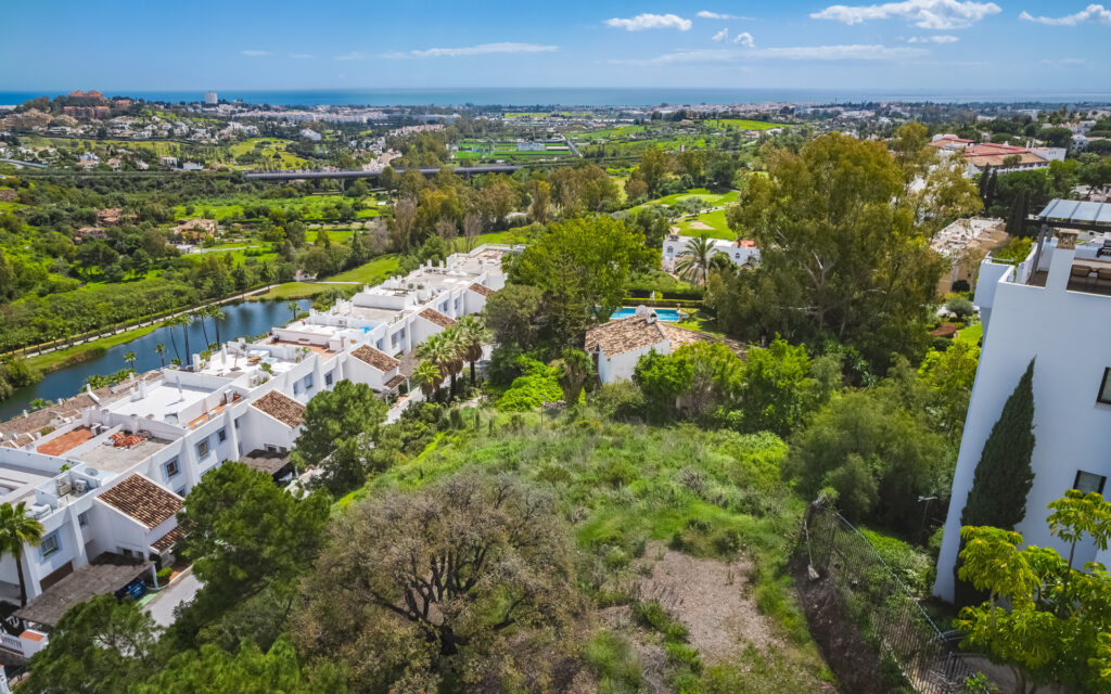 Stunning plot with sea views, project and building license, in El Herrojo, La Quinta, Benahavís In El Herrojo