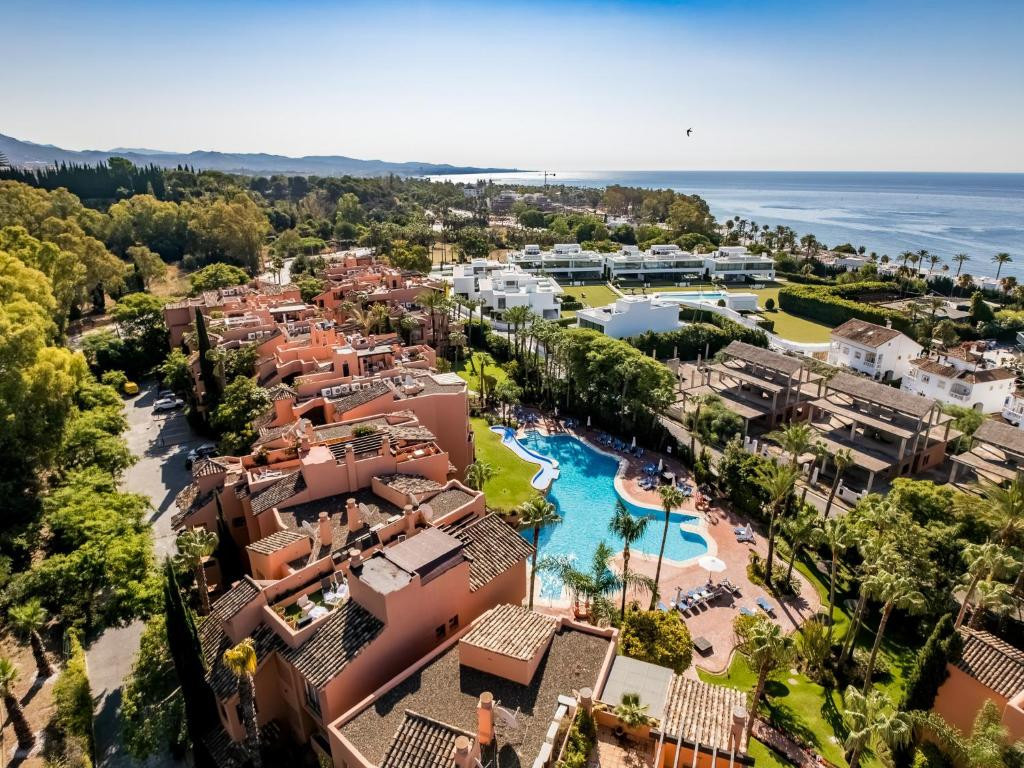 Stylish 2-Bedroom Apartment on Marbella’s Golden Mile with Gym & Underground Parking In Oasis de Marbella