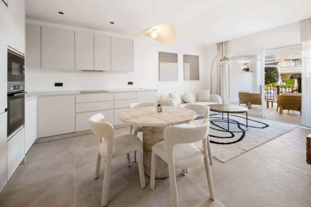 Fully Renovated Three-Bedroom Apartment in the Heart of Nueva Andalucía, Aloha. In Nueva Andalucia