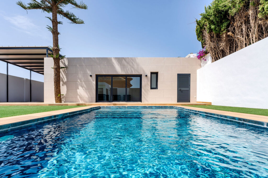 Stunning Renovated 4-Bedroom Villa with Private Pool in Prime Urbanization! In El Coto