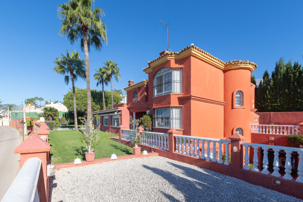 Villa with sea views in Seghers, Estepona In Seghers