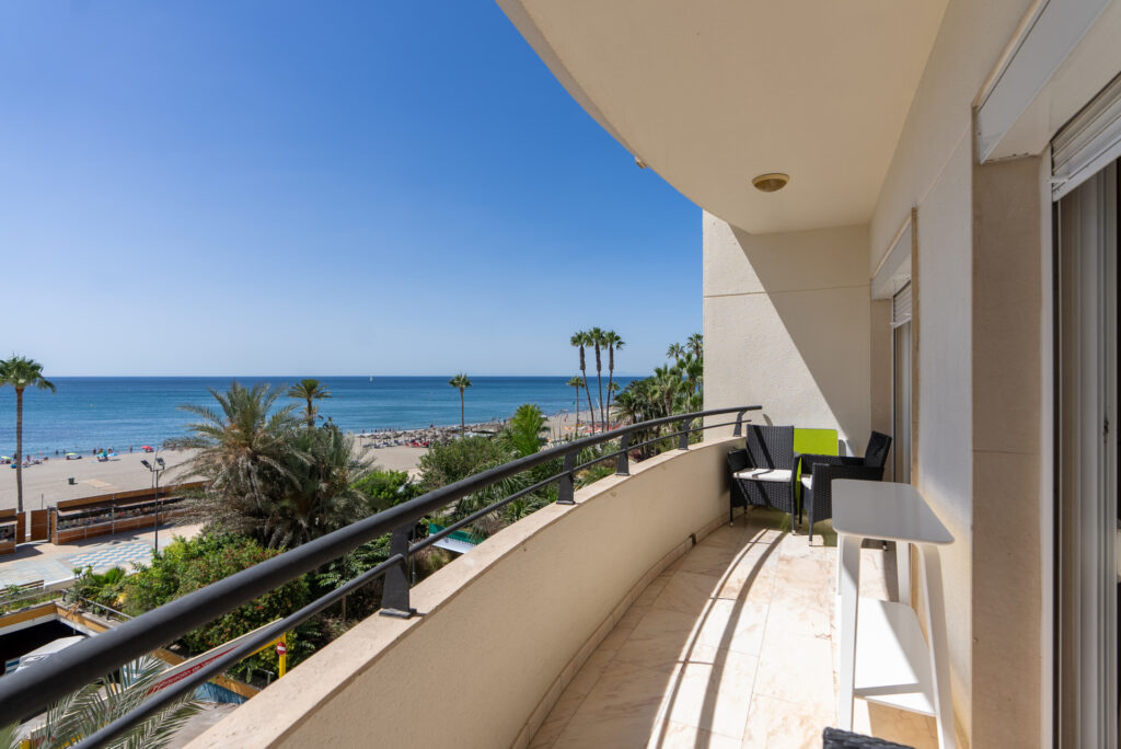 Apartment with sea views on Avenida España, Estepona In Estepona Centre