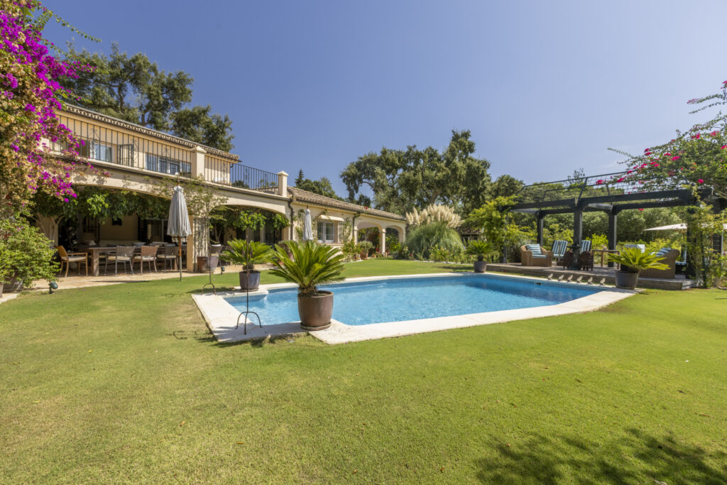 EXCLUSIVE ANDALUCIAN-STYLE VILLA ON TWO INDEPENDENT PLOTS STEPS FROM THE REAL CLUB VALDERRAMA-SOTOGRANDE ALTO In Zona E