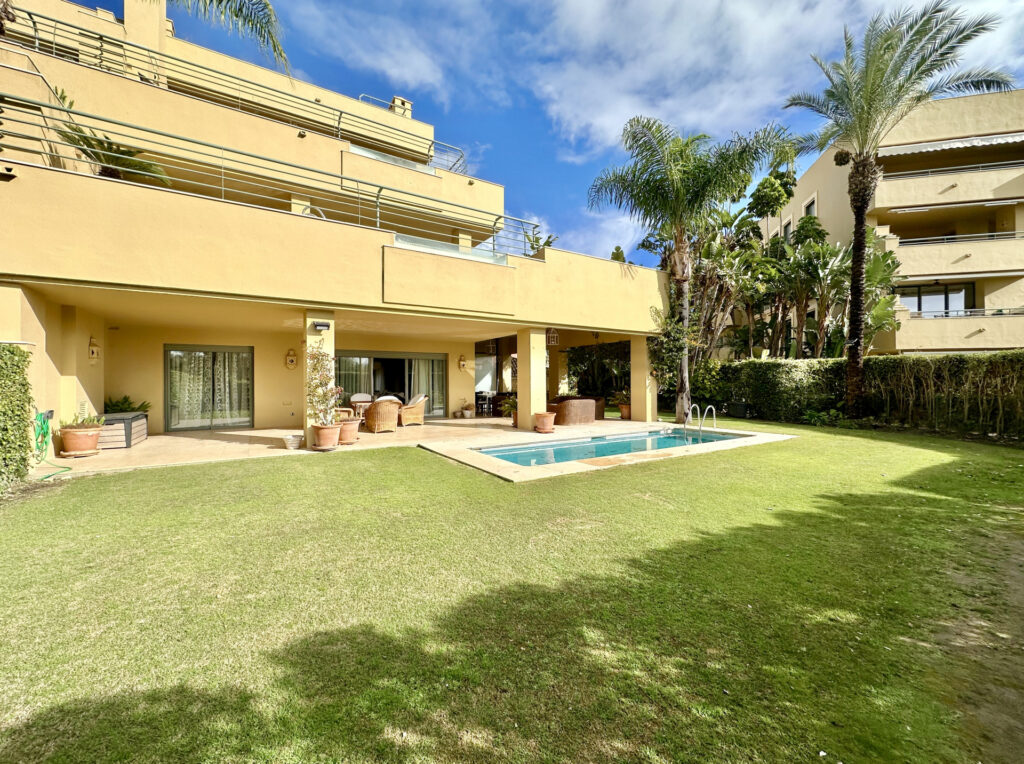 EXCLUSIVE APARTAMENT WITH PRIVATE GARDEN AND  POOL IN SOTOGRANDE MARINA In Ribera del Rio