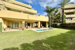 EXCLUSIVE APARTAMENT WITH PRIVATE GARDEN AND  POOL IN SOTOGRANDE MARINA In Ribera del Rio