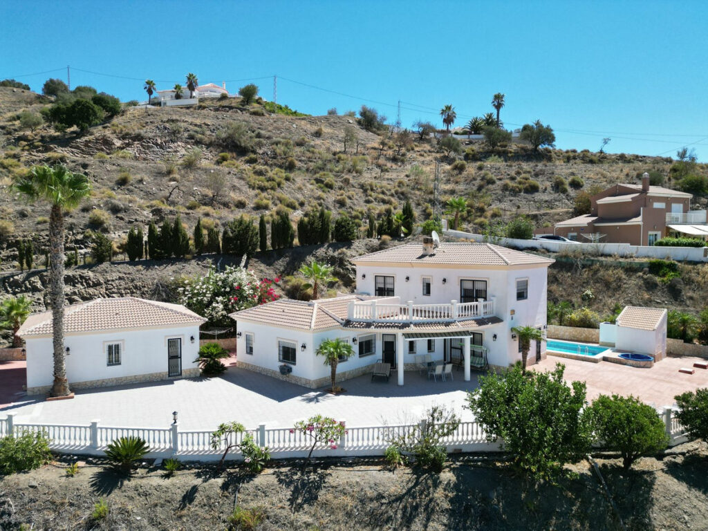Detached Villa Arenas