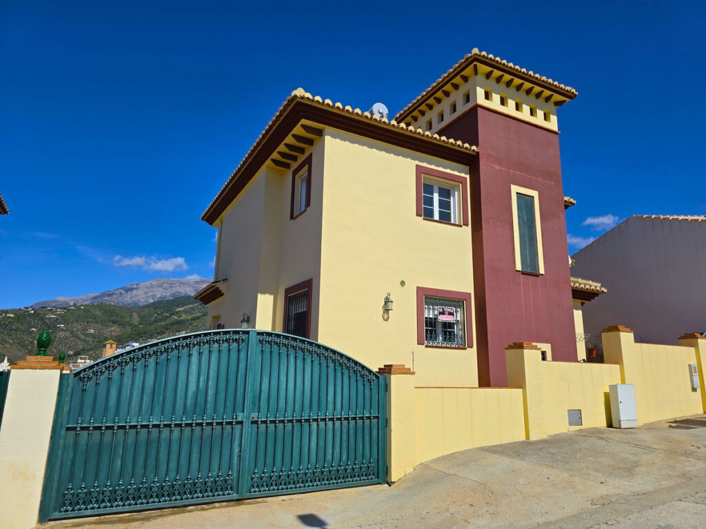 Detached Villa Canillas de Albaida