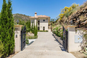 Detached Villa Arenas