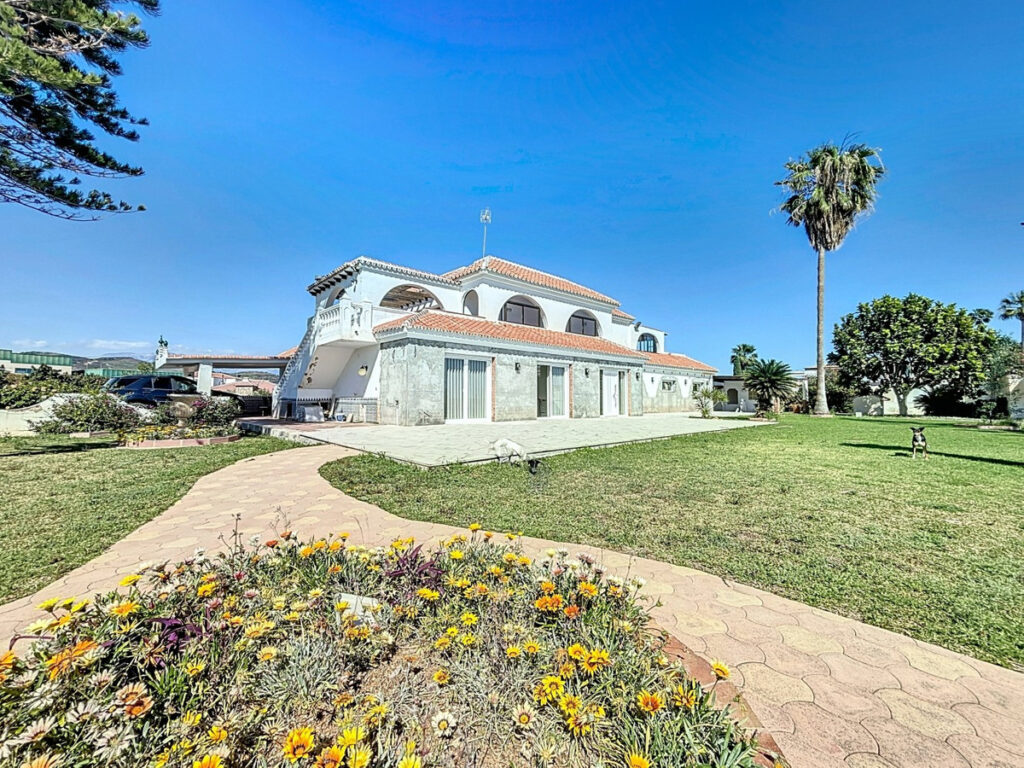 Detached Villa Almayate