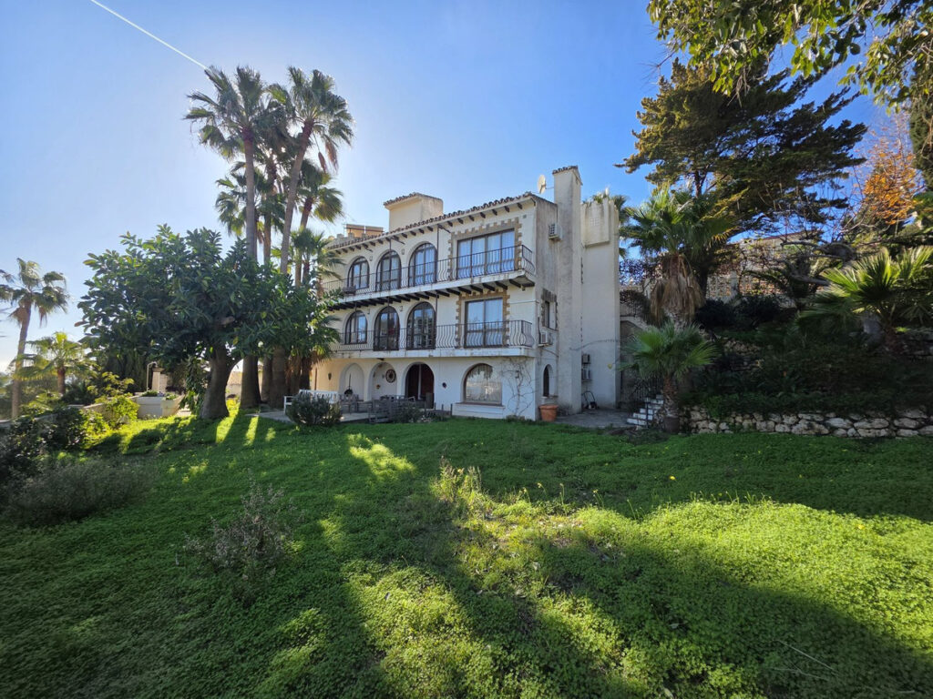 Detached Villa Torrenueva