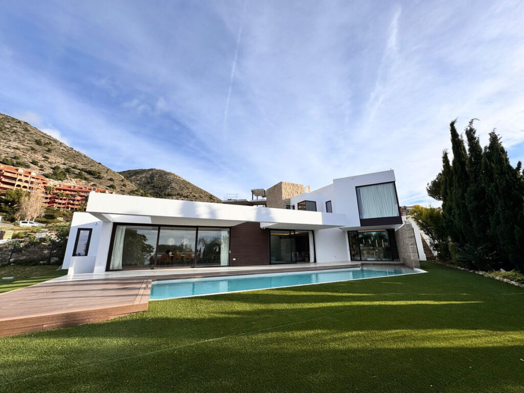 Detached Villa Higueron