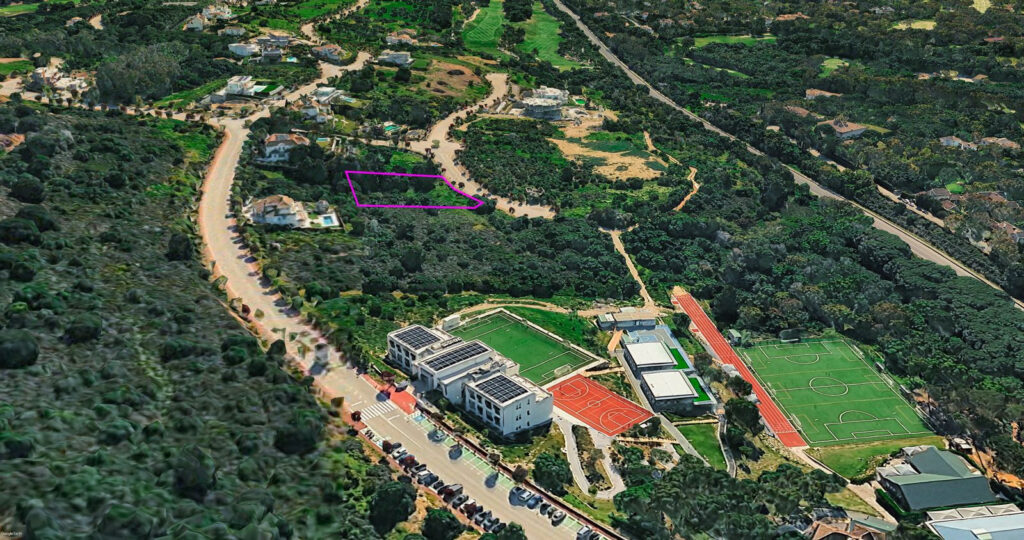 Large south-facing plot with sea views In Sotogrande