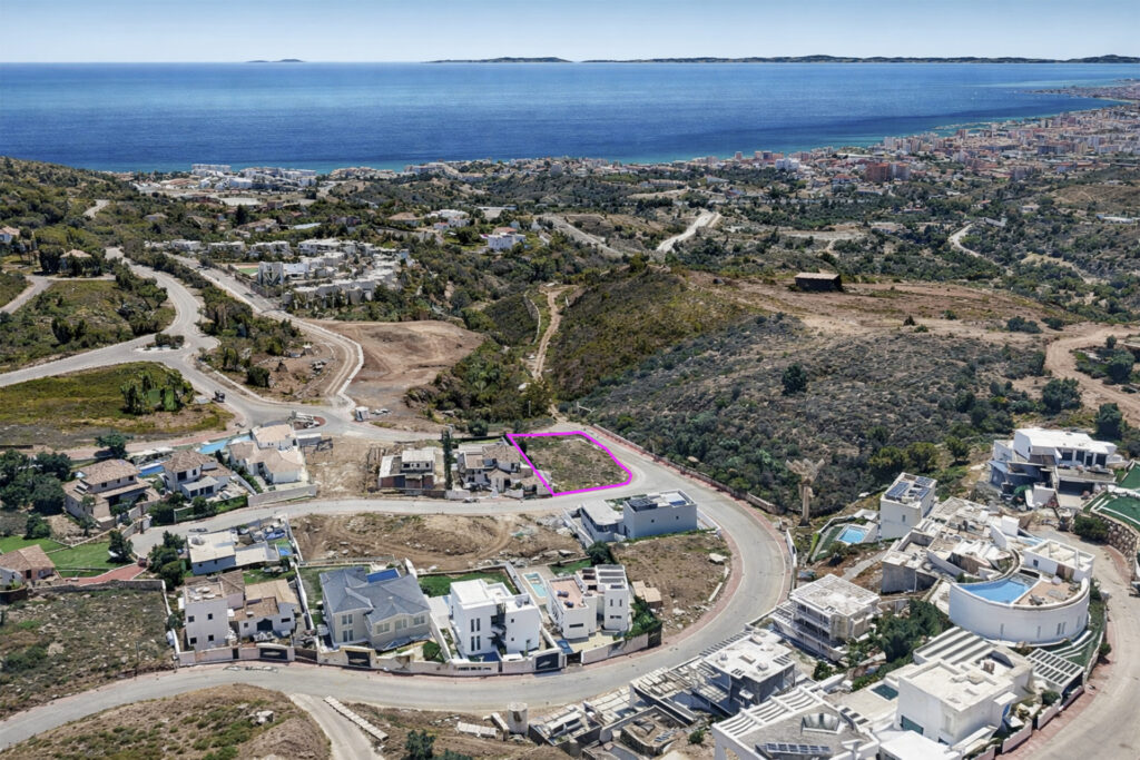 Corner plot Panoramic sea views near Higueron Resort In Mijas La Nueva