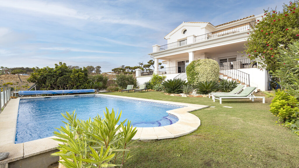 Elegant 4-Bedroom Villa with Panoramic Sea Views in La Paloma, Manilva In La Paloma