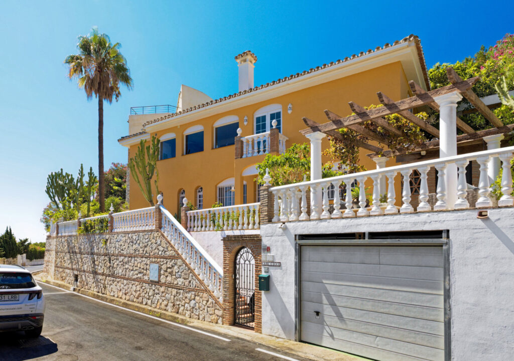 Lovely 5-bedroom villa with separate apartment in Torremuelle In Torremuelle