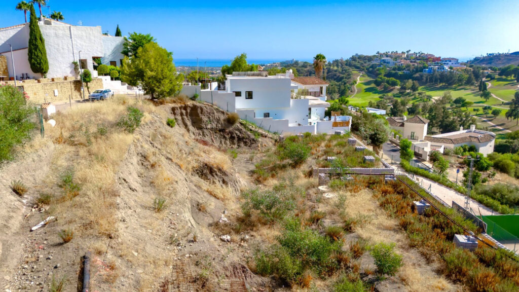 Residential plot for sale in a gated community of La Alqueria, Benahavis In La Alqueria
