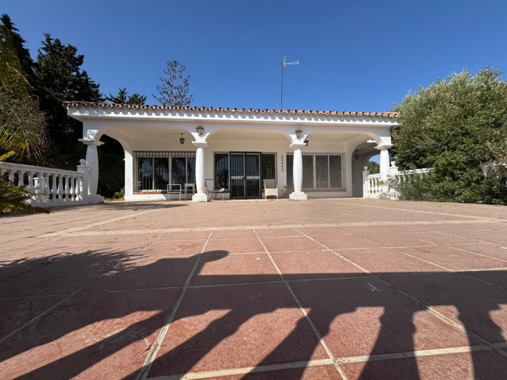 Luxury Five-Bedroom Villa in El Paraiso, Estepona East In El Paraiso