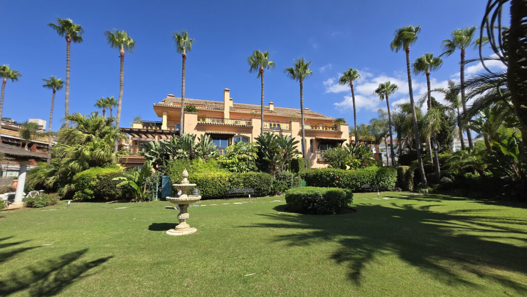 Exclusive luxury ground floor apartment with garden on the first line beach of Puerto Banús In Casa Nova