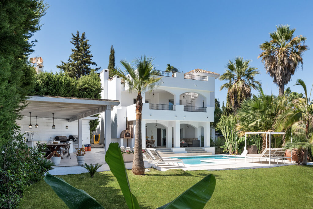 Modern Nueva Andalucía Villa In Nueva Andalucia
