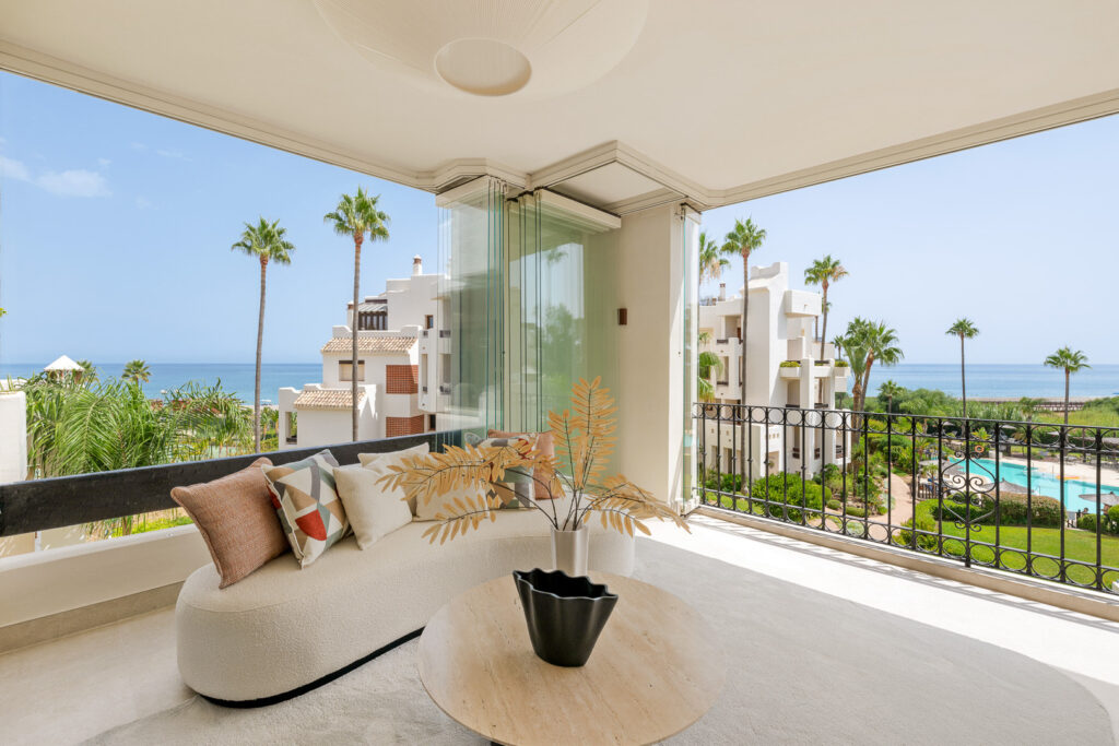 Luxury Beachfront Apartment in Bahía del Velerín, Estepona In Bahía del Velerín