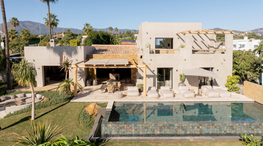 Tropical Modern Beach Villa In Selwo