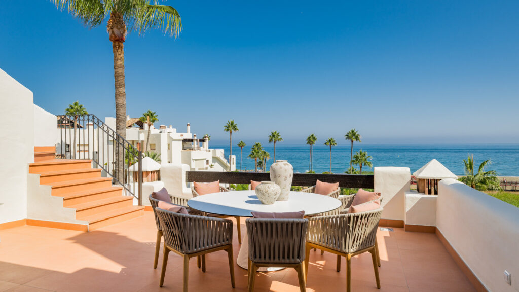 Luxury Frontline Beach Apartment In Bahía del Velerín