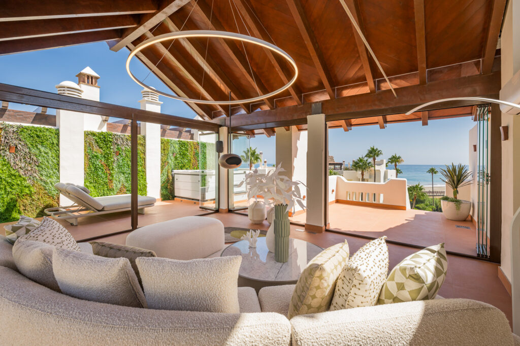 Beachfront 3-Bed Apartment In Bahía del Velerín
