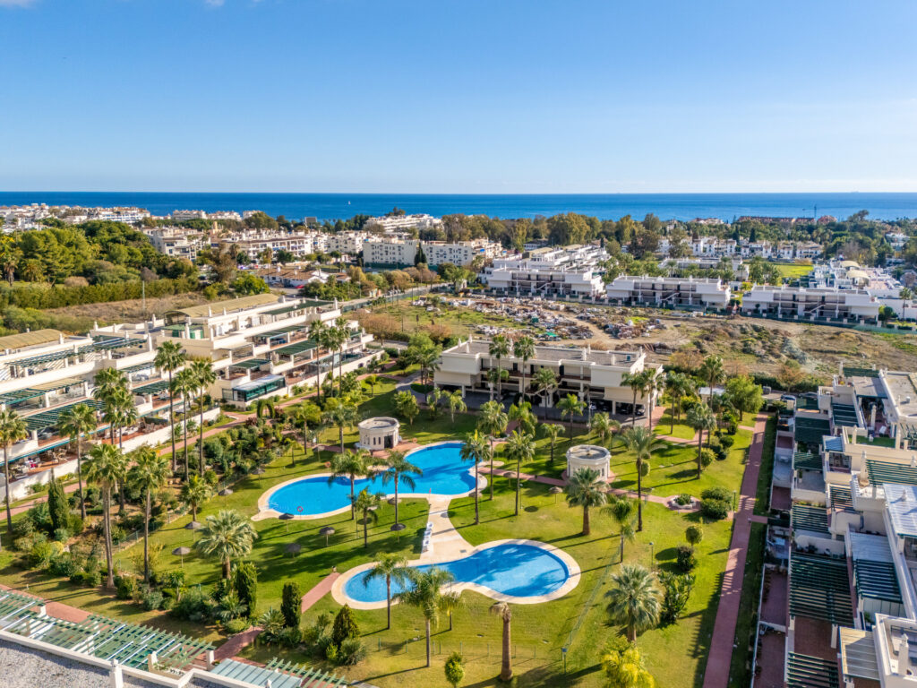 2-Bedroom Apartment with Spacious Terrace, Nueva Andalucía In Lorcrimar