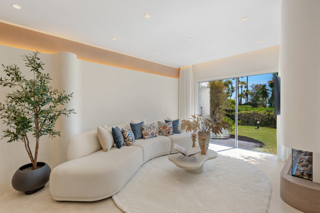 Frontline Beach Apartment with Direct Sea Access In Estepona East