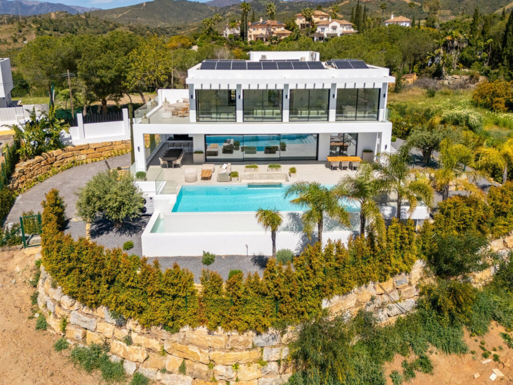 This newly completed modern villa is located in Elviria, one of the most sought-after residential areas in East Marbella. In Elviria